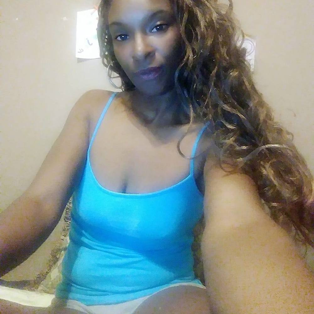 Meet your Posher, Monique